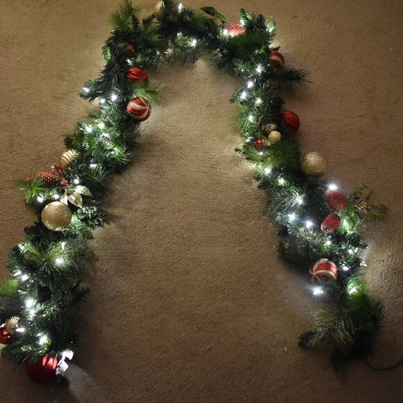 VINTAGE 8Ft Prelit Christmas Garland Pine Garland Spere Lights Berries Pinecone - Picture 1 of 15